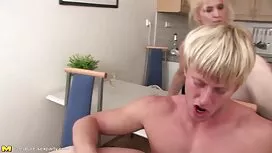 Змусили красиві дівч ...