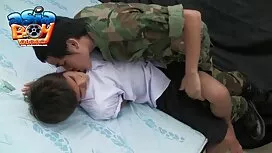 Він плаває сексуальн ...