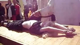 Біла жінка під час п ...